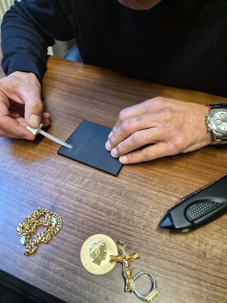 Präzise Karatbestimmung mit genormten Prüfsäuren auf dem Schiefer-Prüfstein bei Gold & More Wien